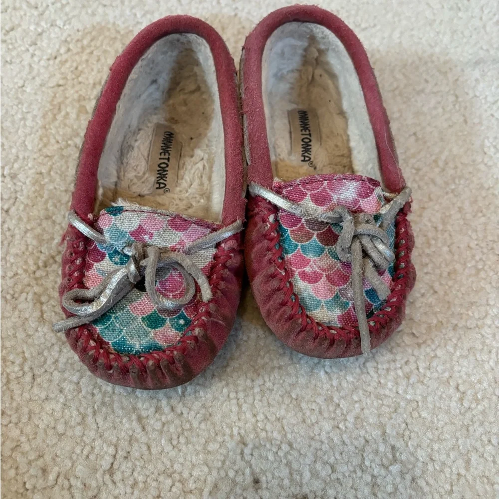 Minnetonka Kids' Pink and Multicolor Moccasins